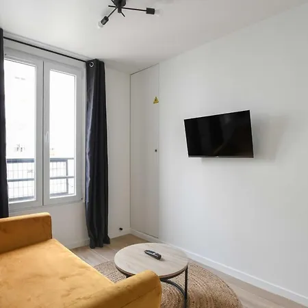 Cosy And Bright Little Flat Menilmontant * Paris